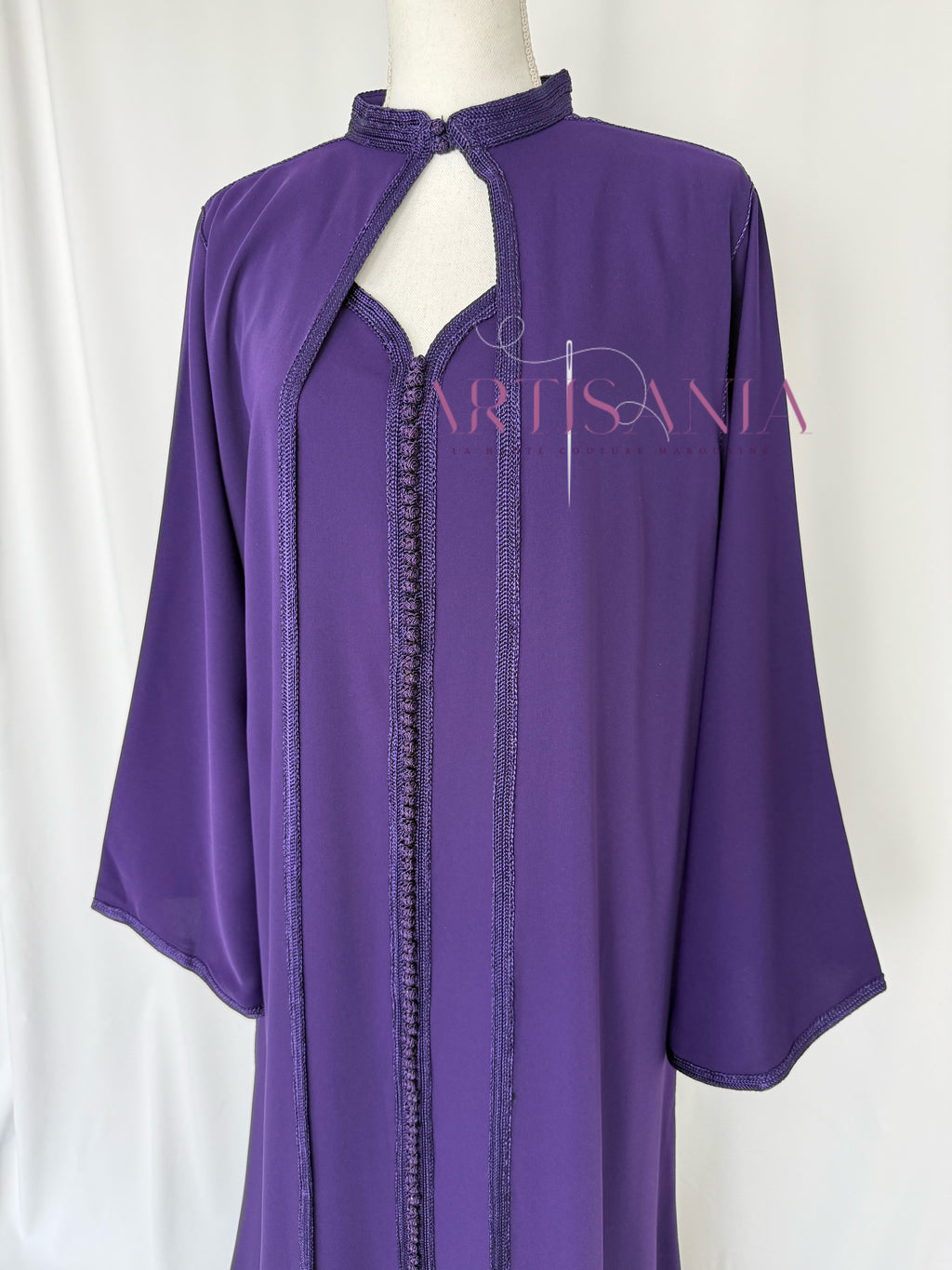 Caftan marocain avec cape modèle Ihsanne – Élégance et légèreté
