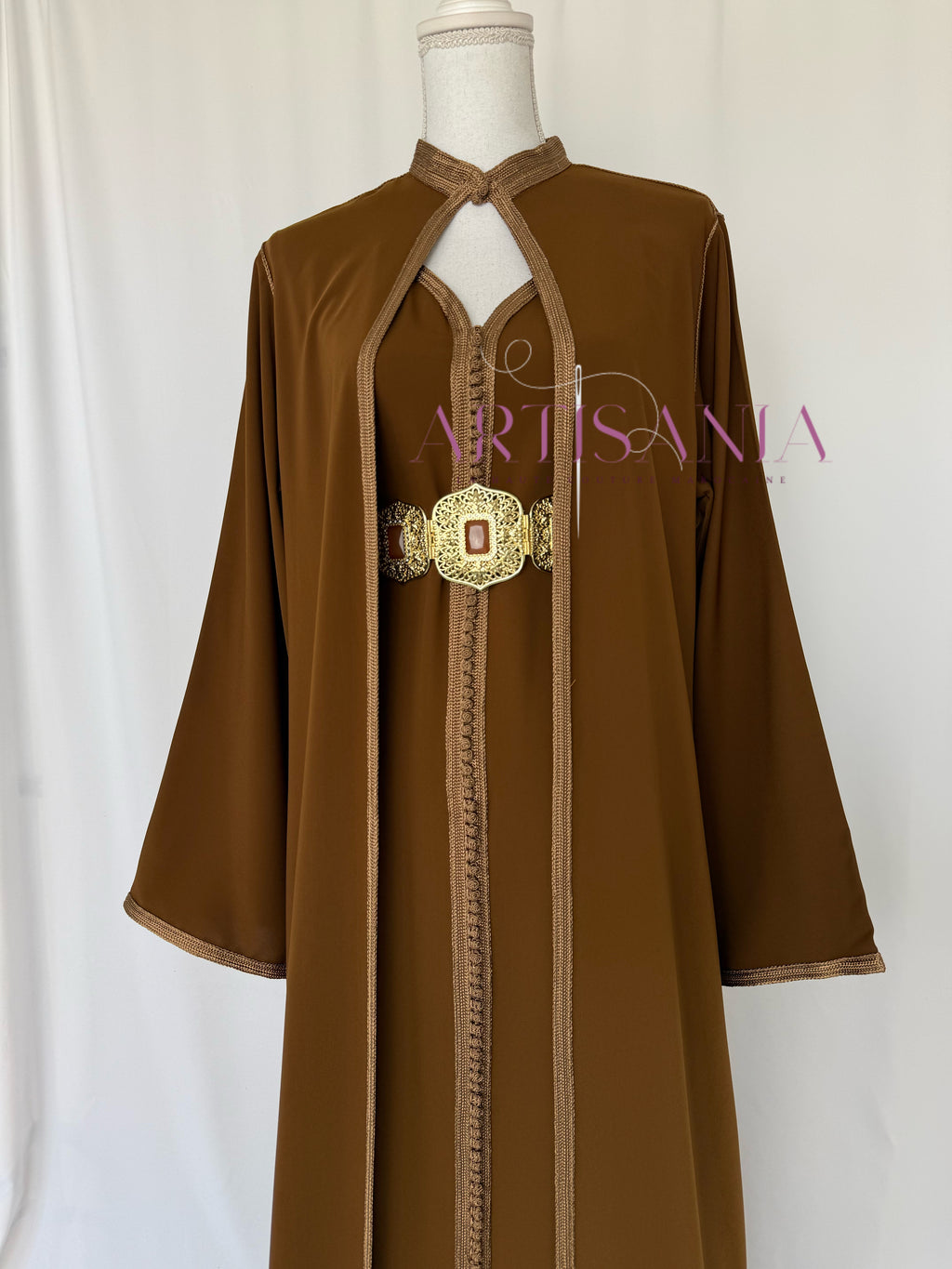 Caftan marocain avec cape modèle Ihsanne – Élégance et légèreté