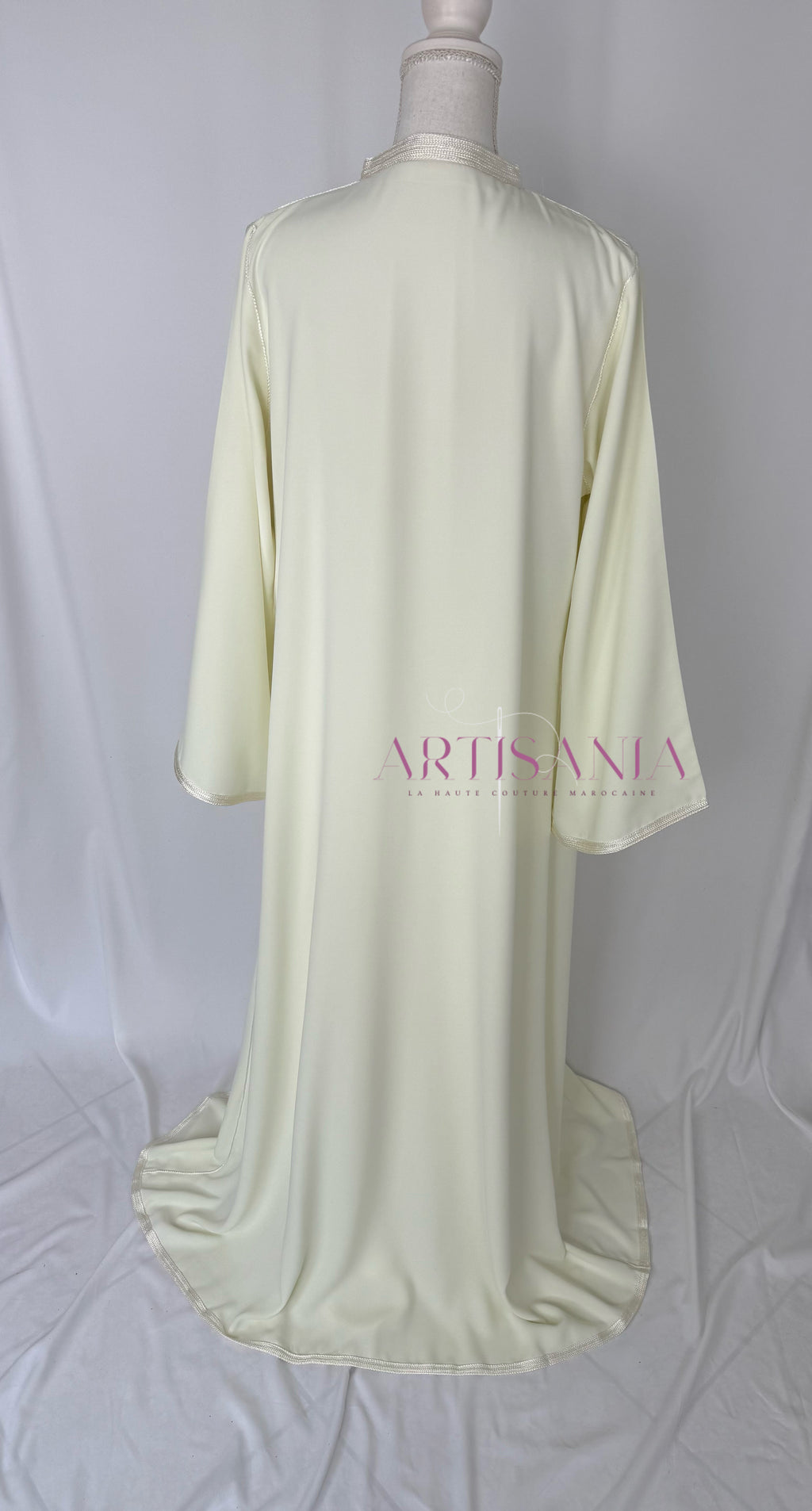 Caftan marocain avec cape modèle Ihsanne – Élégance et légèreté