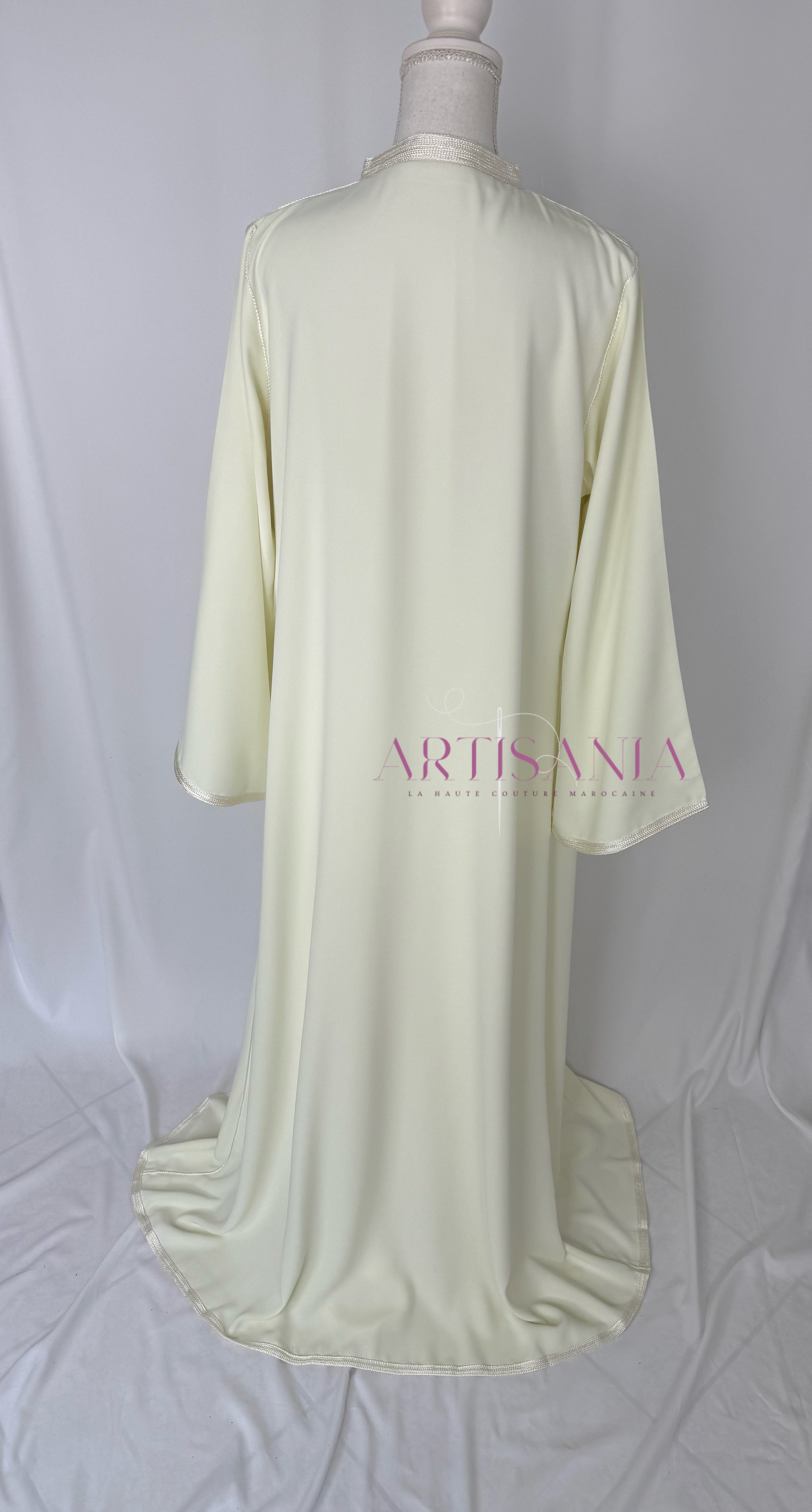 Caftan marocain avec cape modèle Ihsanne – Élégance et légèreté