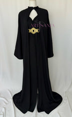 Caftan marocain avec cape modèle Ihsanne – Élégance et légèreté