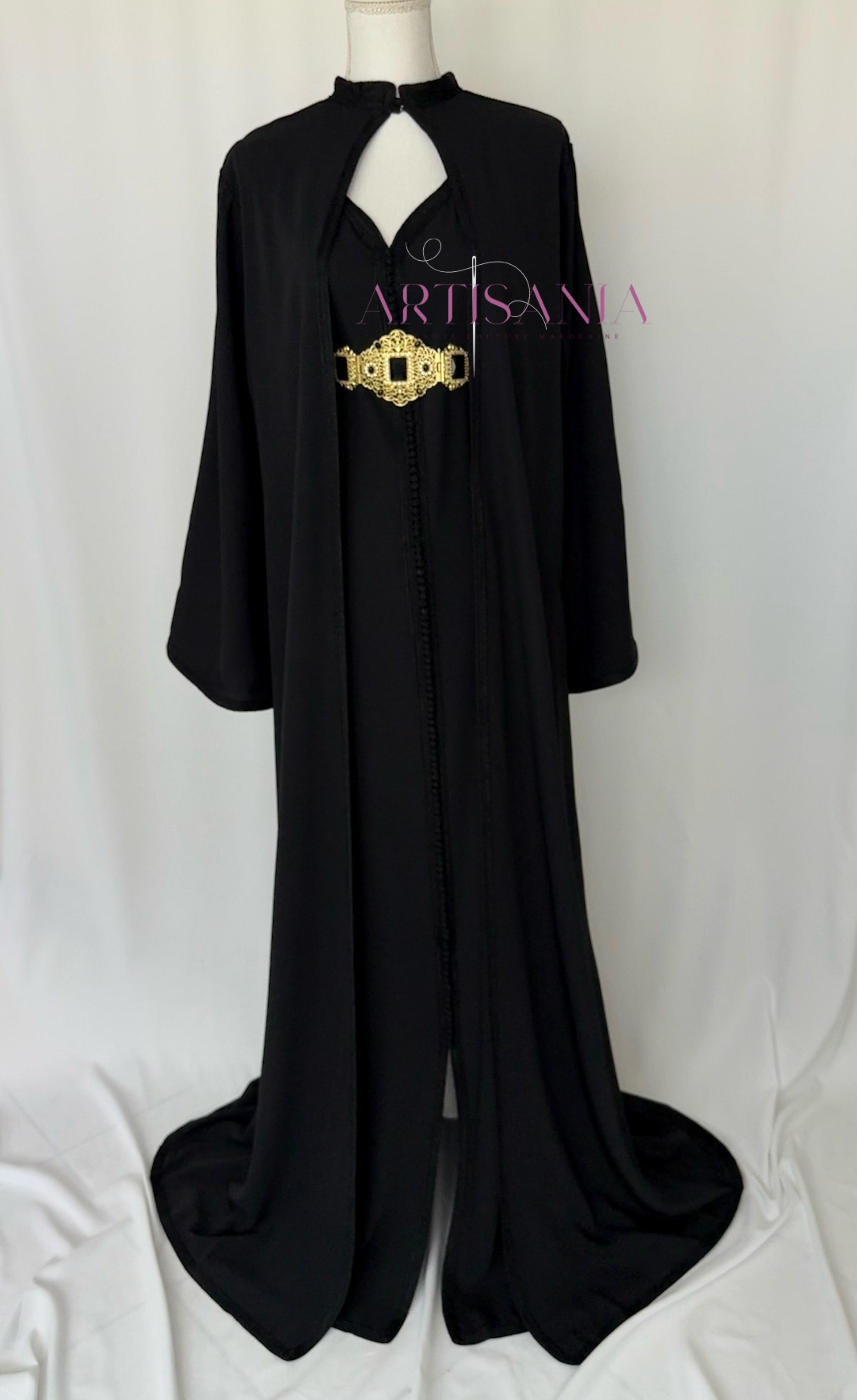 Caftan marocain avec cape modèle Ihsanne – Élégance et légèreté