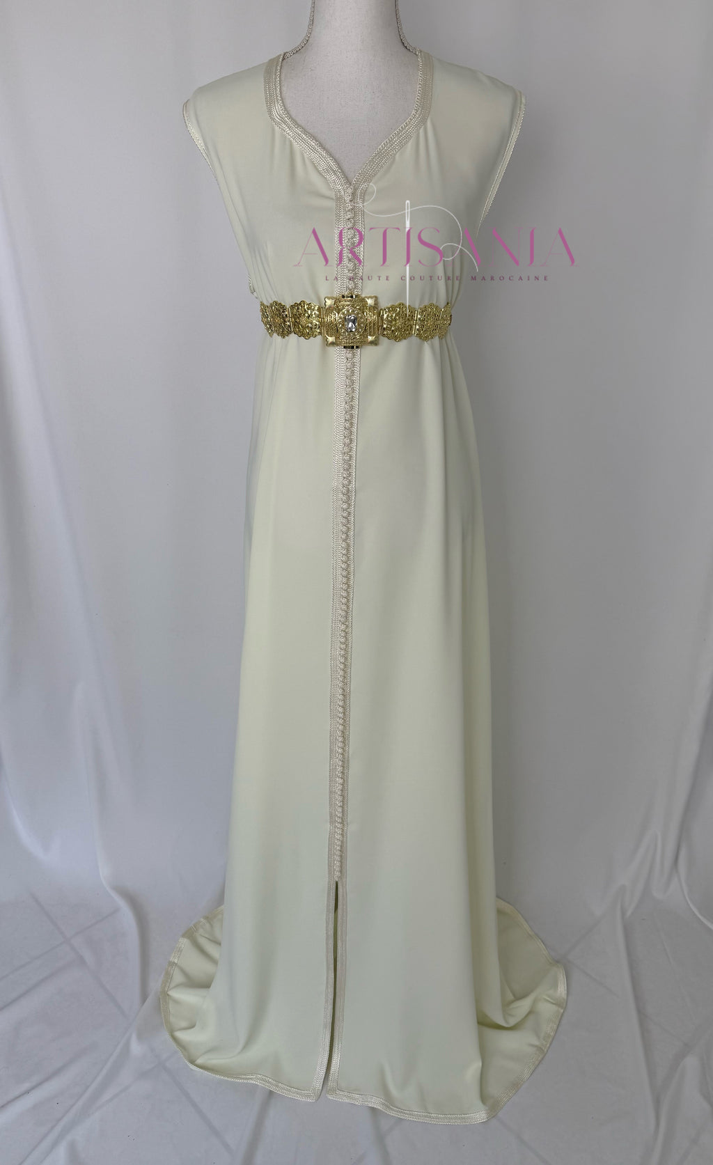 Caftan marocain avec cape modèle Ihsanne – Élégance et légèreté