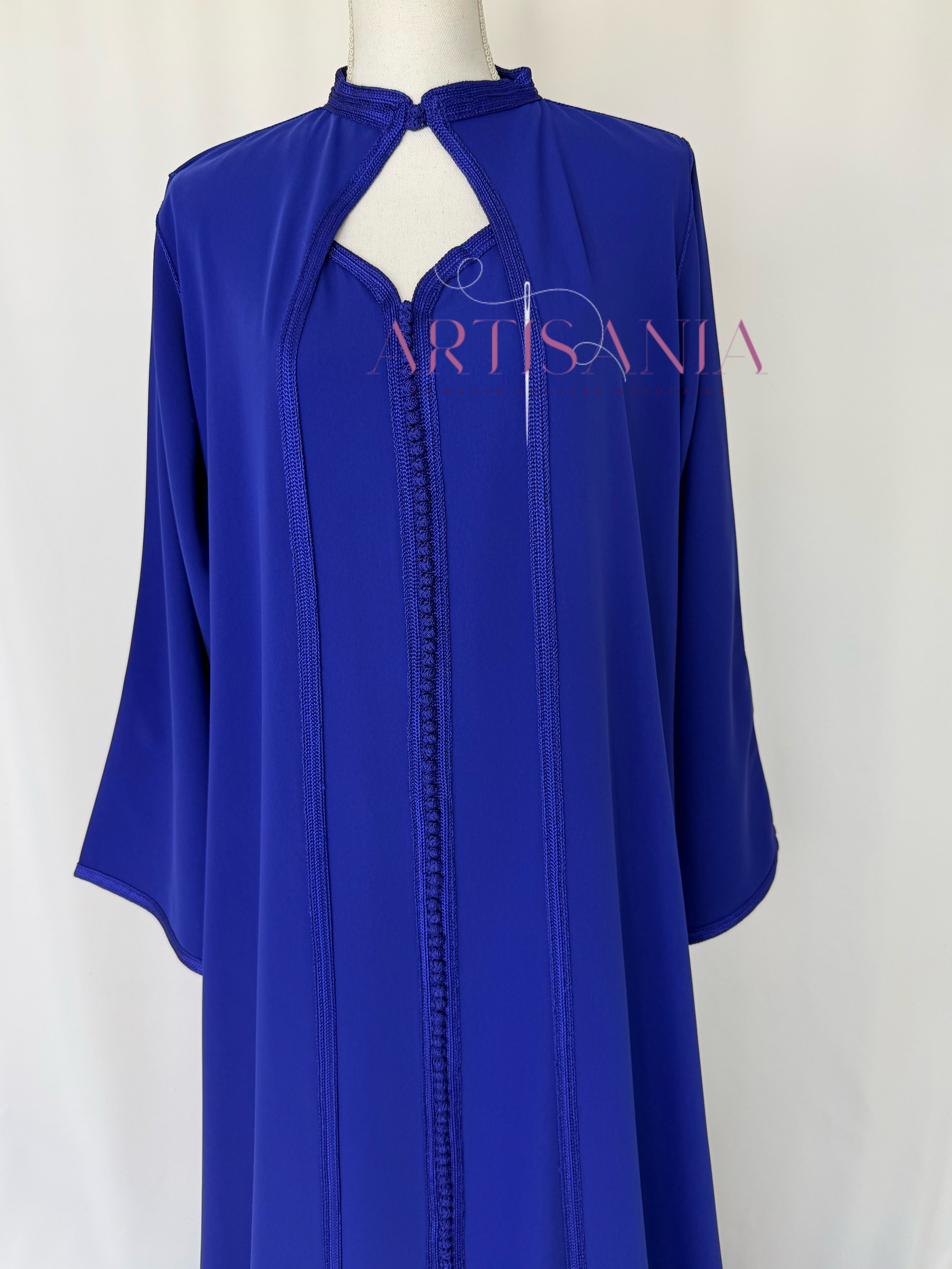Caftan marocain avec cape modèle Ihsanne – Élégance et légèreté