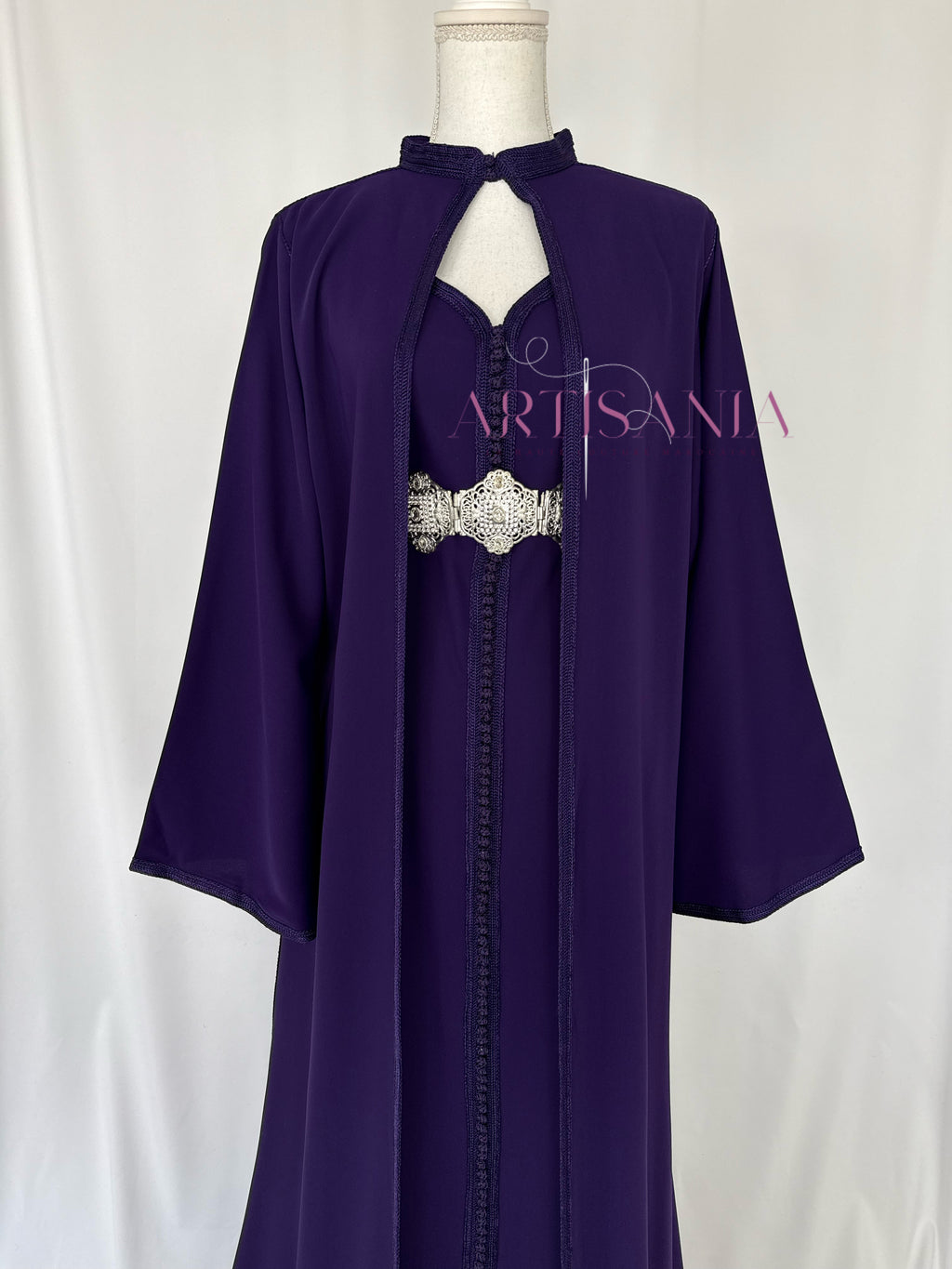 Caftan marocain avec cape modèle Ihsanne – Élégance et légèreté