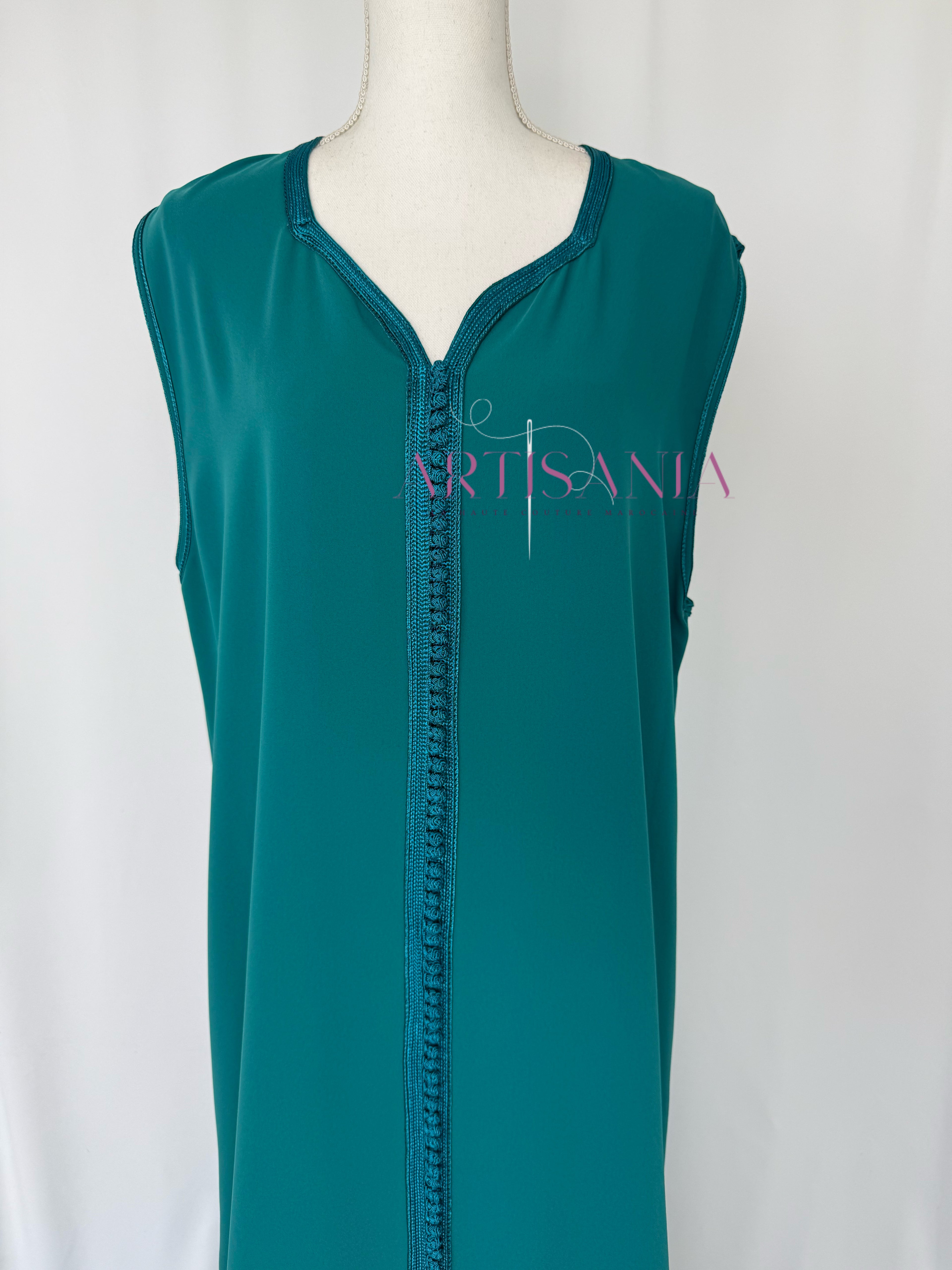 Caftan marocain avec cape modèle Ihsanne – Élégance et légèreté