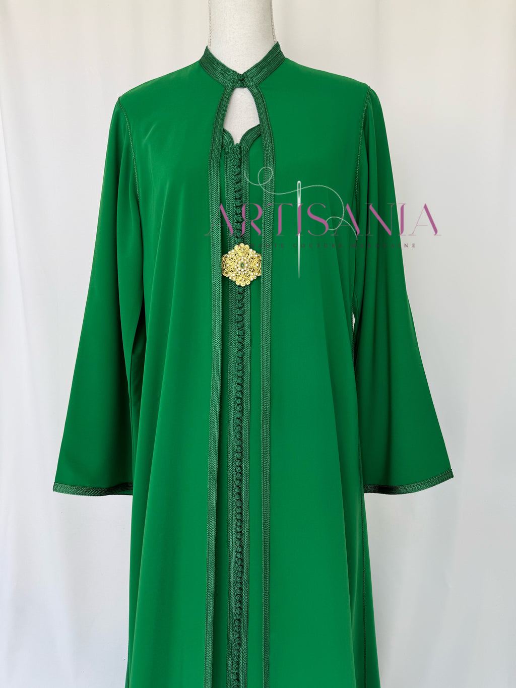 Caftan marocain avec cape modèle Ihsanne – Élégance et légèreté