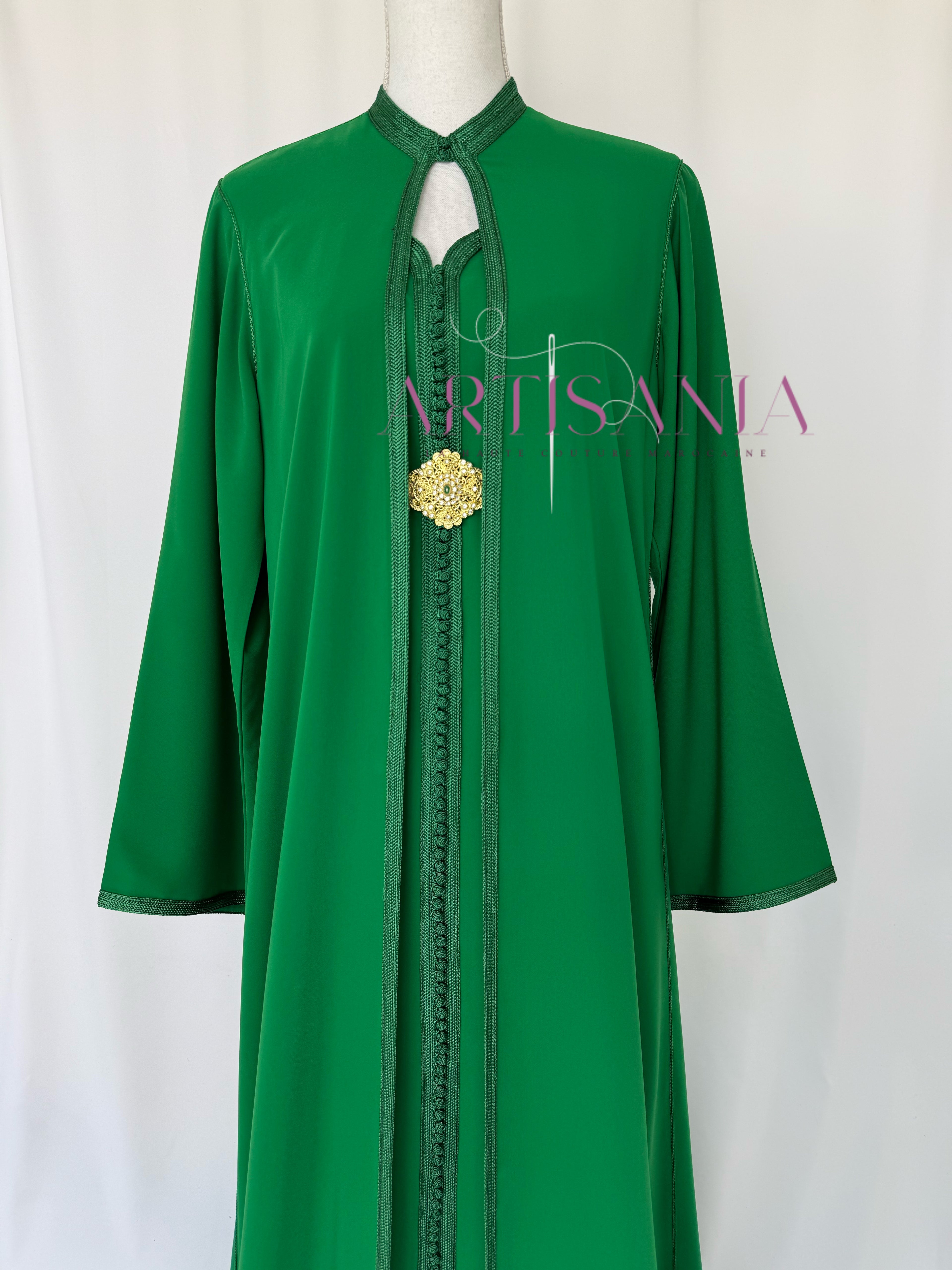 Caftan marocain avec cape modèle Ihsanne – Élégance et légèreté