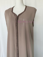 Caftan marocain avec cape modèle Ihsanne – Élégance et légèreté