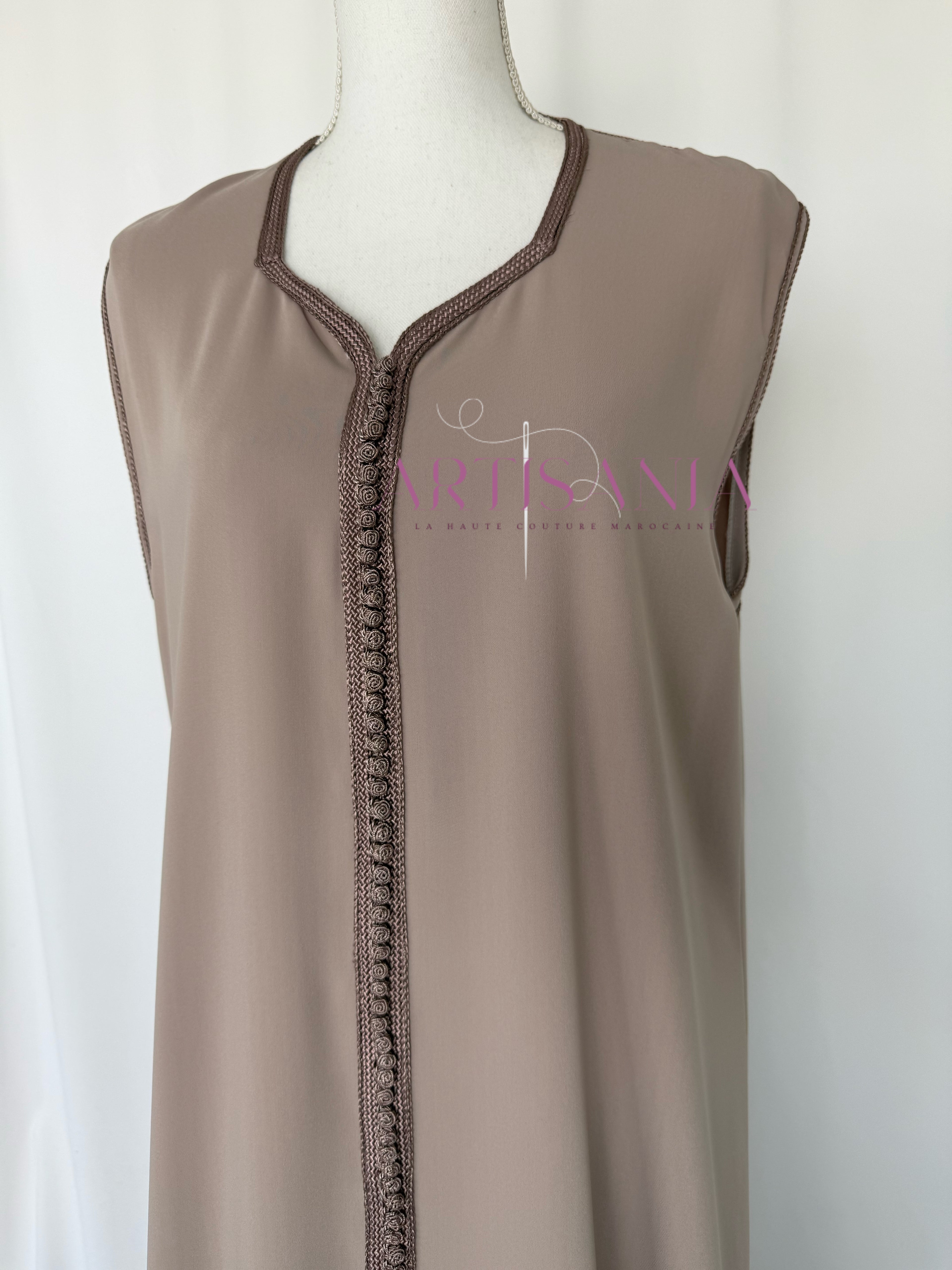 Caftan marocain avec cape modèle Ihsanne – Élégance et légèreté