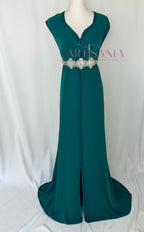 Caftan marocain avec cape modèle Ihsanne – Élégance et légèreté