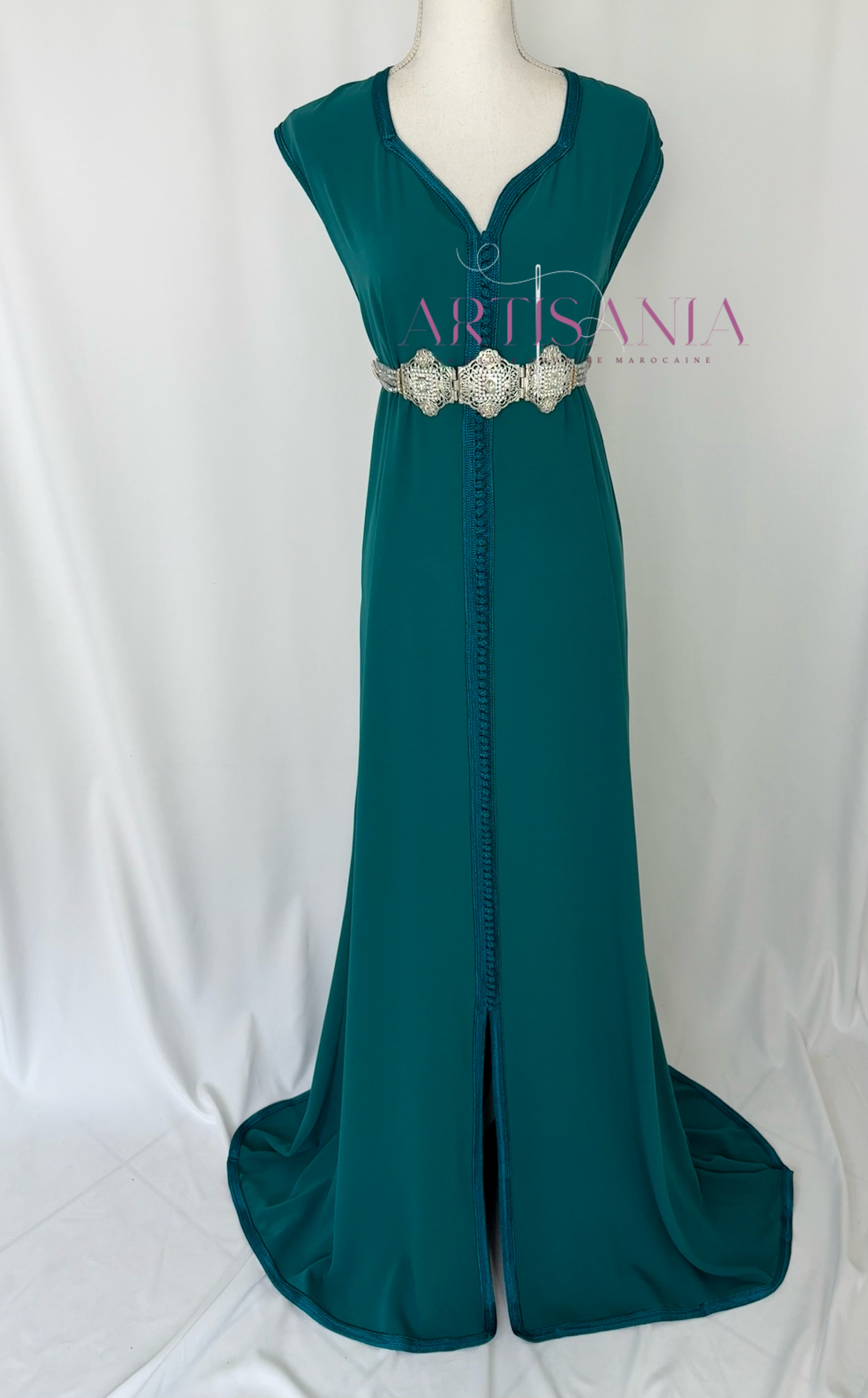 Caftan marocain avec cape modèle Ihsanne – Élégance et légèreté