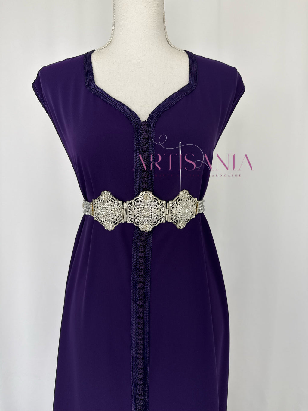 Caftan marocain avec cape modèle Ihsanne – Élégance et légèreté