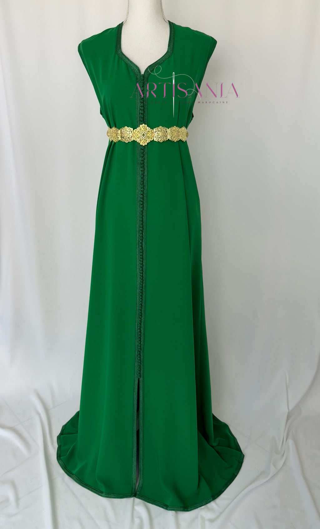 Caftan marocain avec cape modèle Ihsanne – Élégance et légèreté