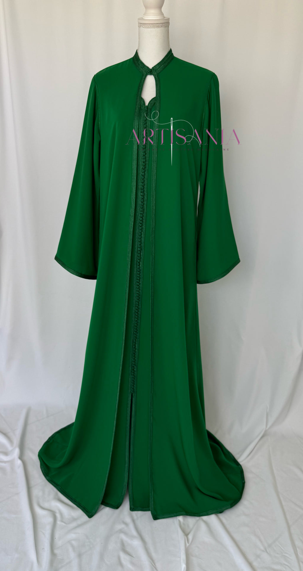 Caftan marocain avec cape modèle Ihsanne – Élégance et légèreté