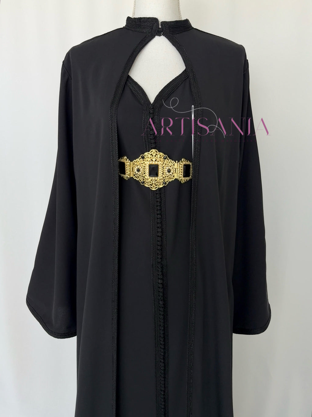 Caftan marocain avec cape modèle Ihsanne – Élégance et légèreté