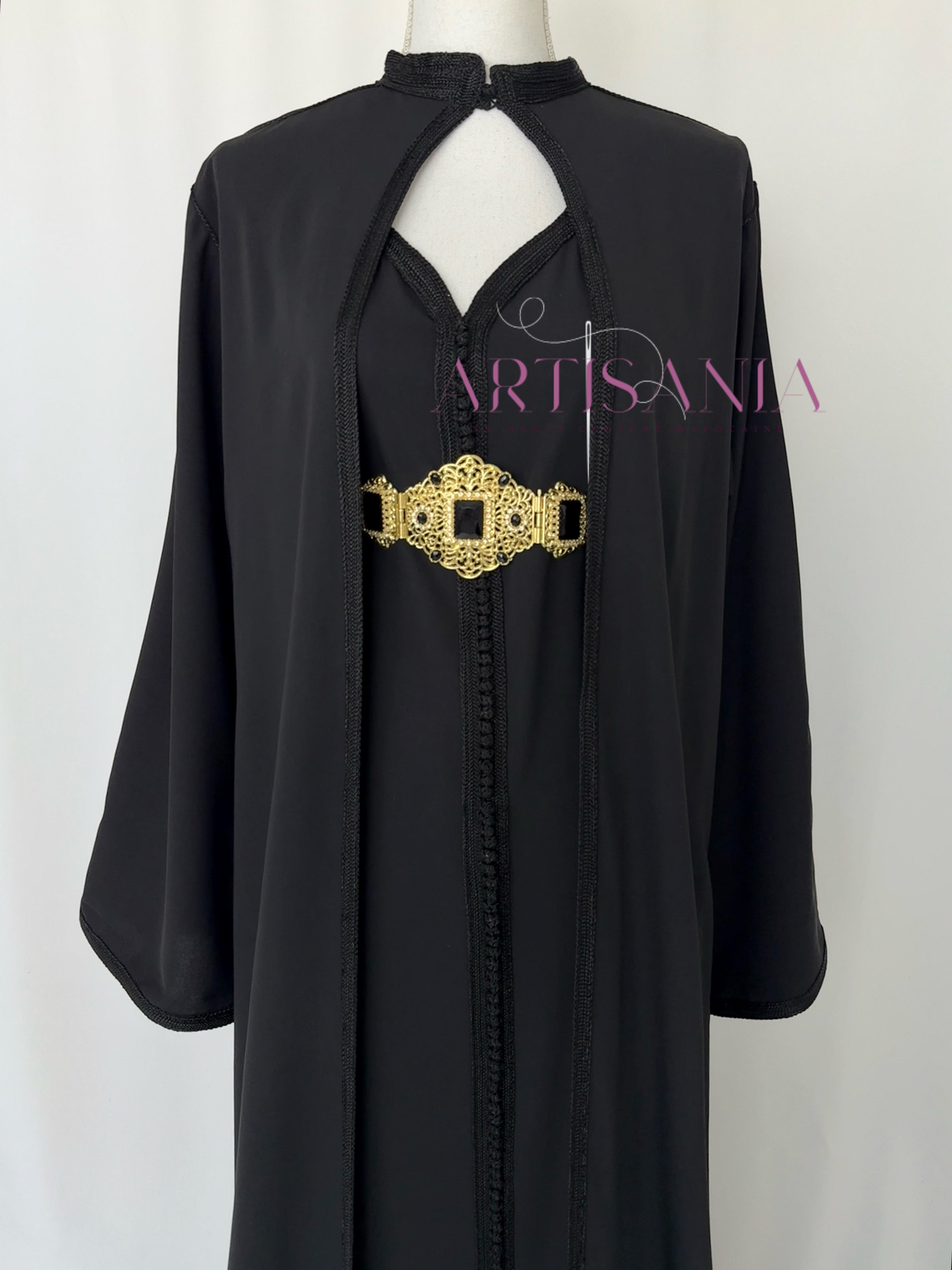 Caftan marocain avec cape modèle Ihsanne – Élégance et légèreté