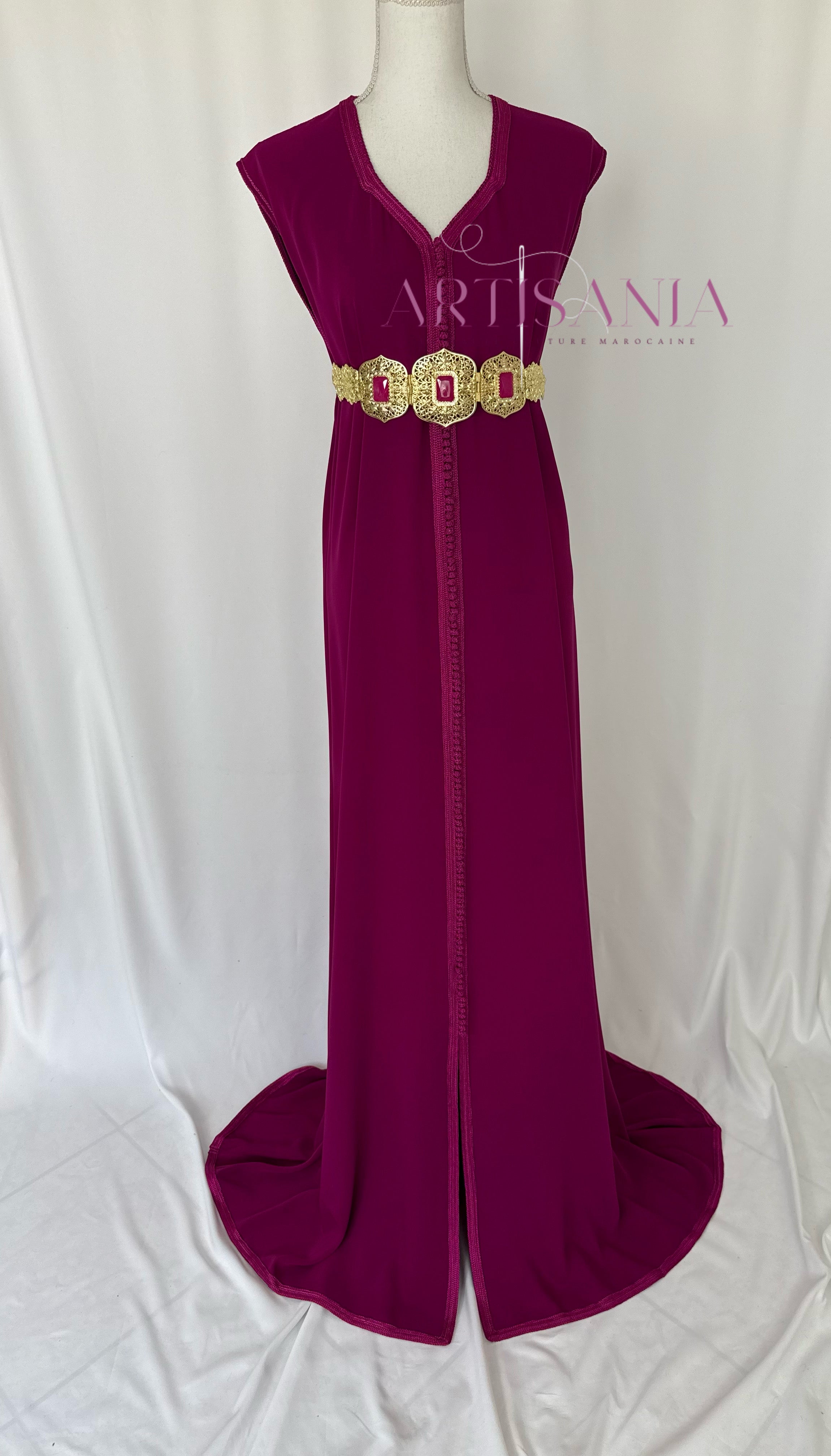 Caftan marocain avec cape modèle Ihsanne – Élégance et légèreté