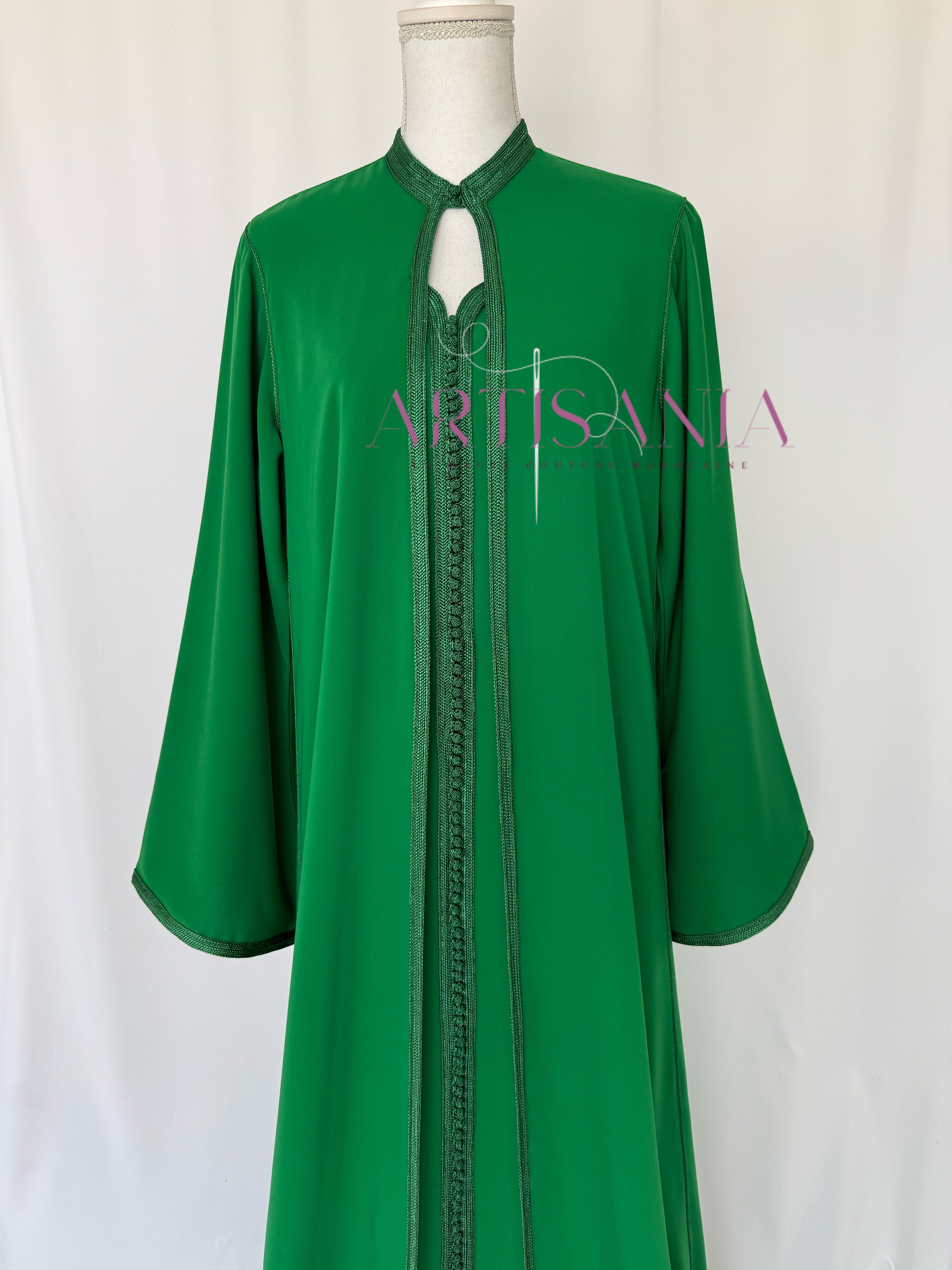 Caftan marocain avec cape modèle Ihsanne – Élégance et légèreté