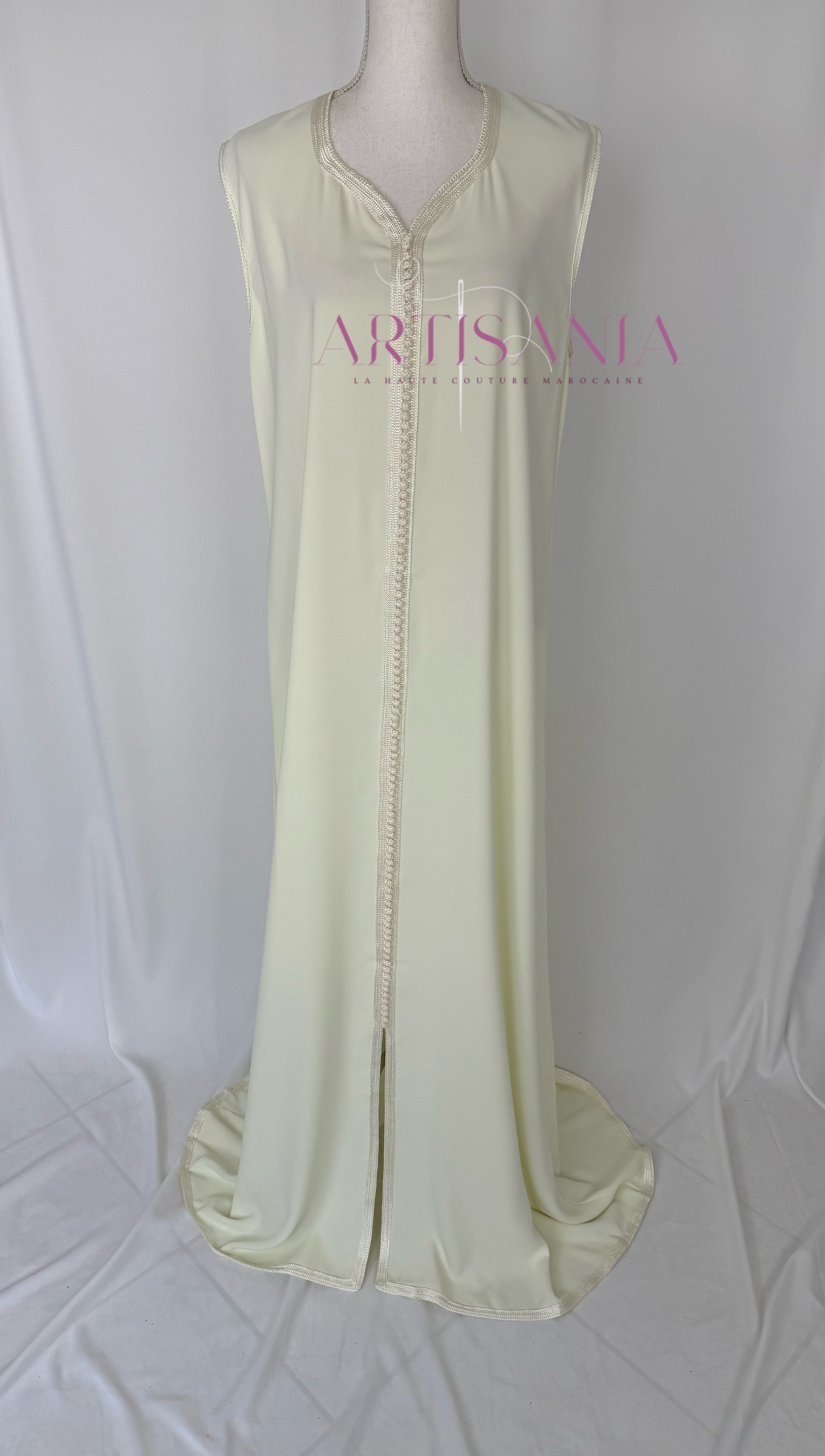 Caftan marocain avec cape modèle Ihsanne – Élégance et légèreté