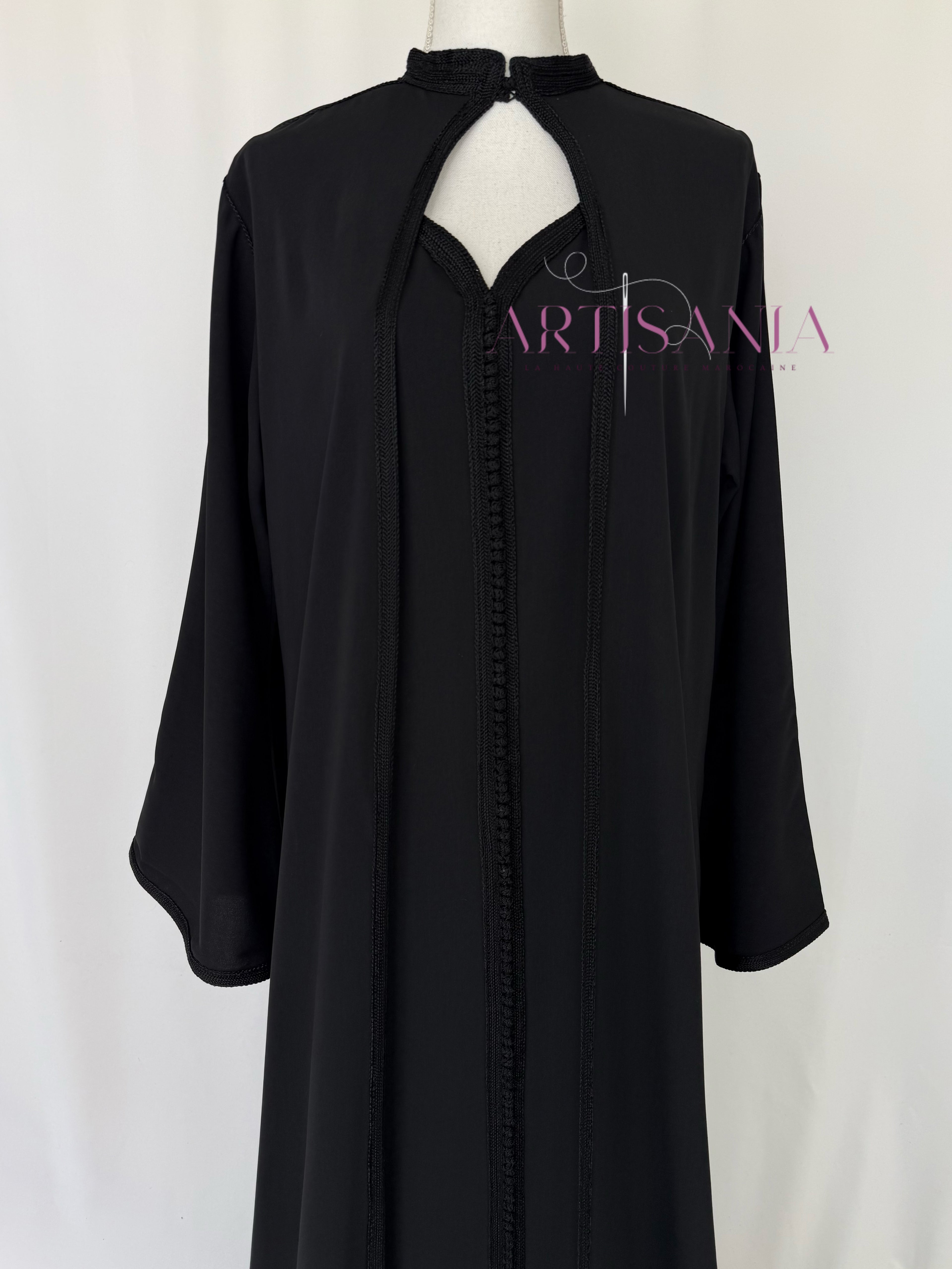 Caftan marocain avec cape modèle Ihsanne – Élégance et légèreté