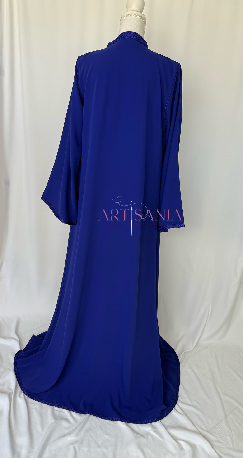 Caftan marocain avec cape modèle Ihsanne – Élégance et légèreté