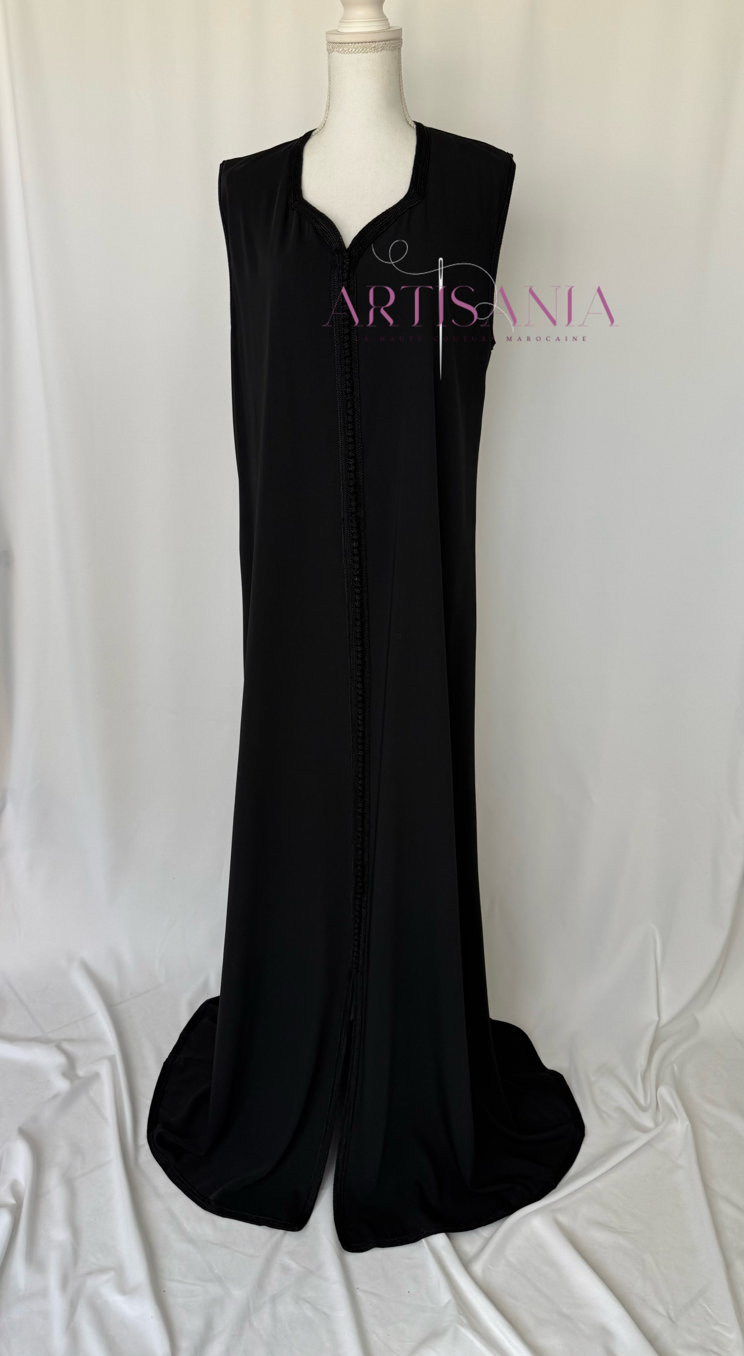 Caftan marocain avec cape modèle Ihsanne – Élégance et légèreté