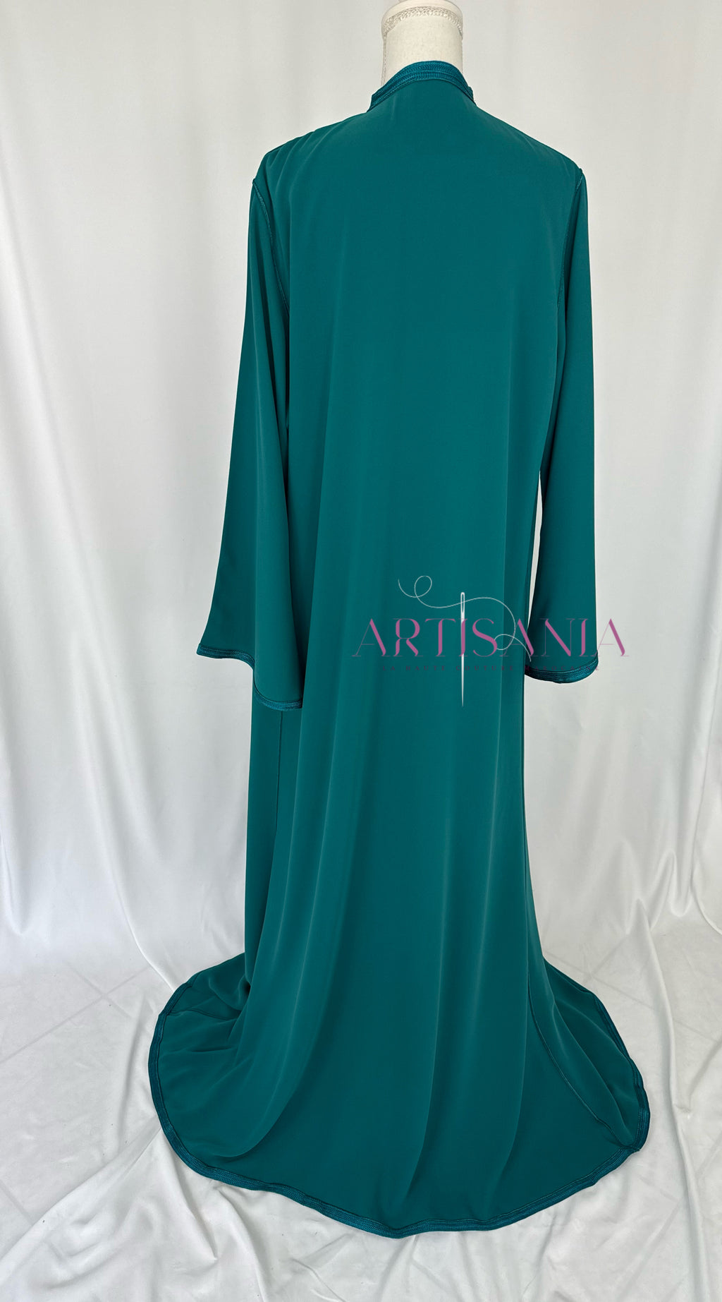 Caftan marocain avec cape modèle Ihsanne – Élégance et légèreté