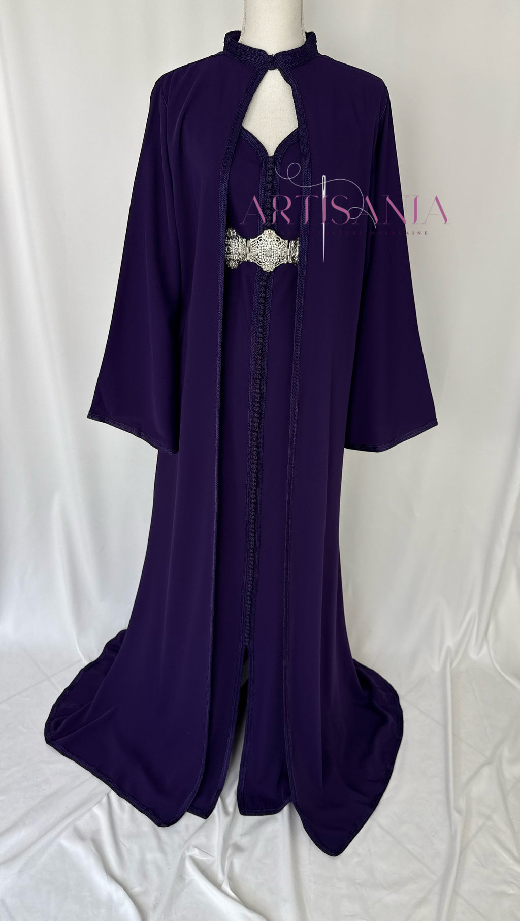Caftan marocain avec cape modèle Ihsanne – Élégance et légèreté
