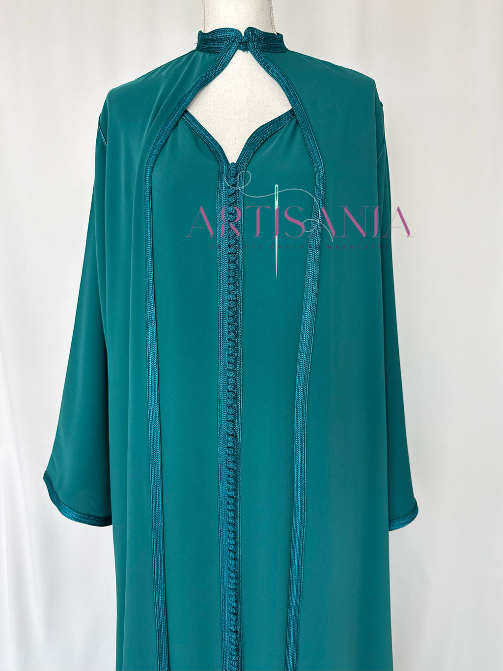 Caftan marocain avec cape modèle Ihsanne – Élégance et légèreté