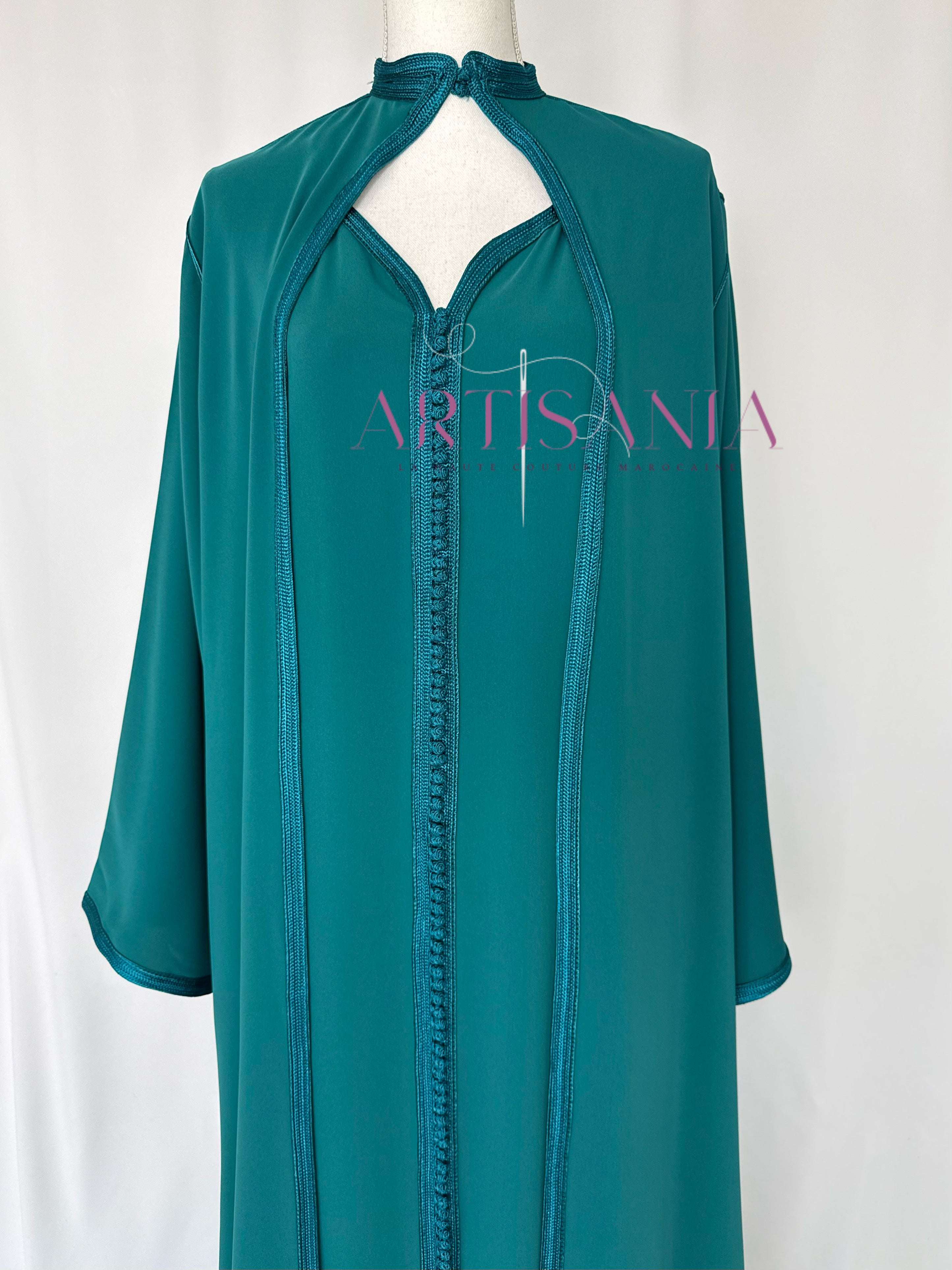 Caftan marocain avec cape modèle Ihsanne – Élégance et légèreté
