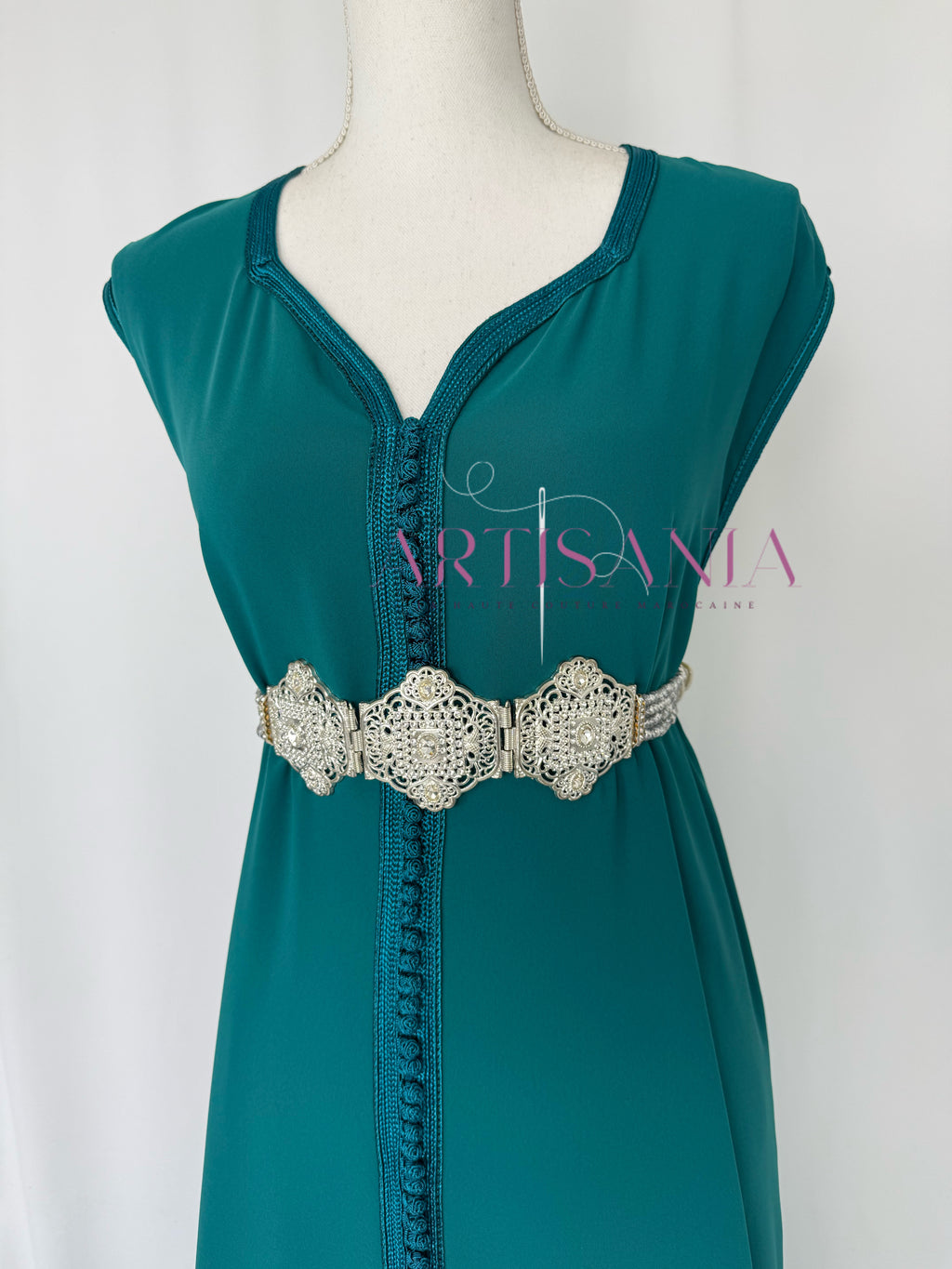 Caftan marocain avec cape modèle Ihsanne – Élégance et légèreté
