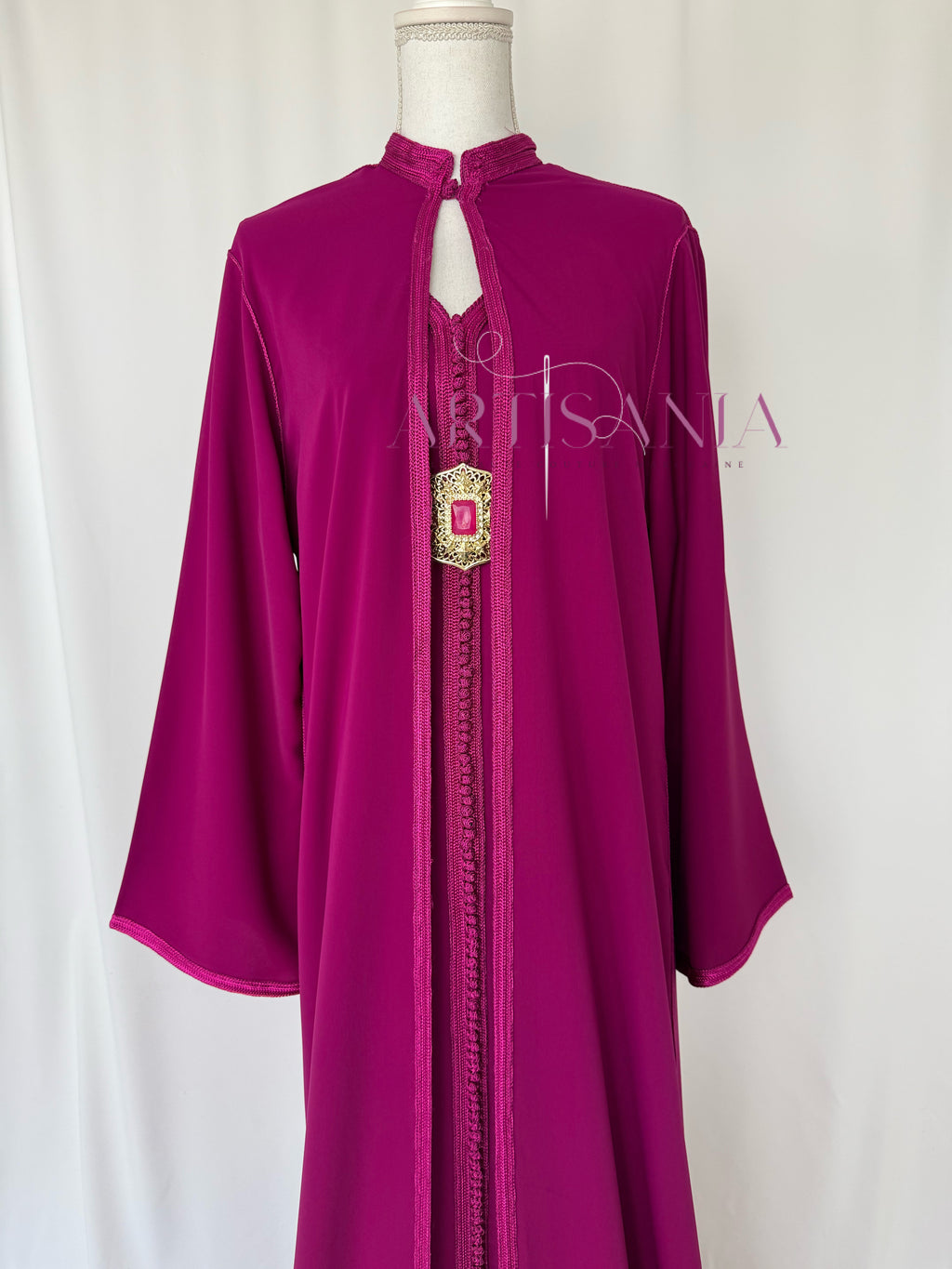 Caftan marocain avec cape modèle Ihsanne – Élégance et légèreté