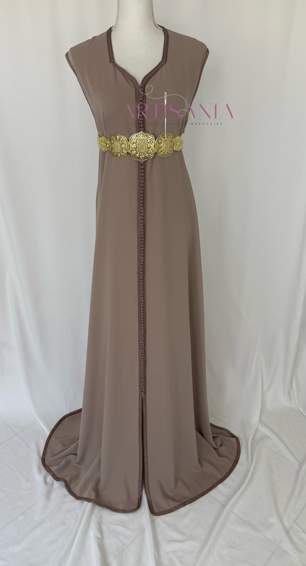 Caftan marocain avec cape modèle Ihsanne – Élégance et légèreté