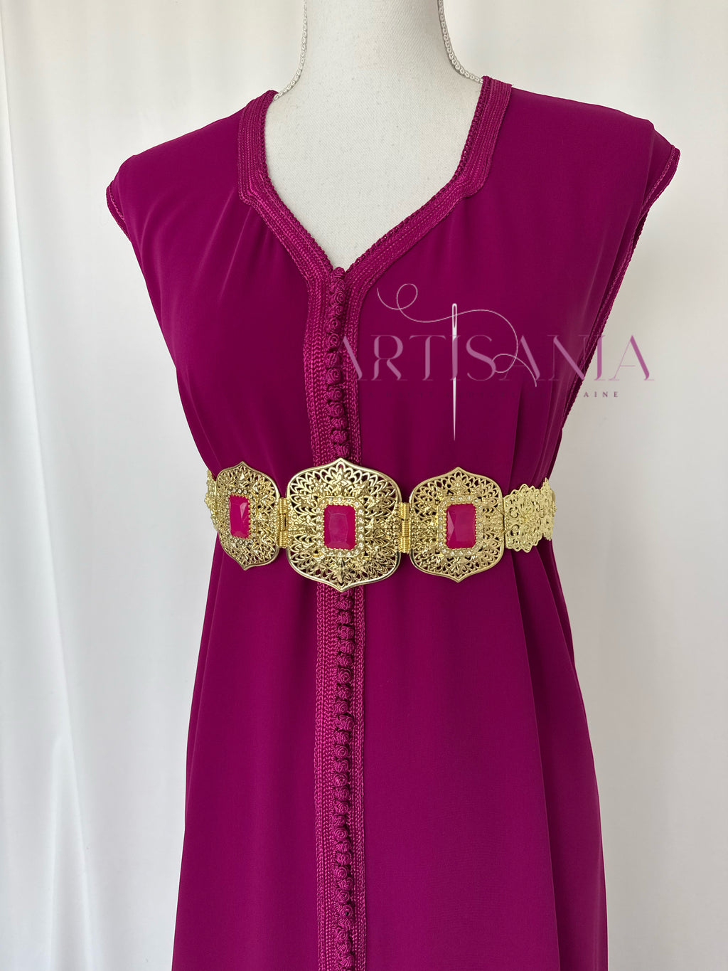 Caftan marocain avec cape modèle Ihsanne – Élégance et légèreté