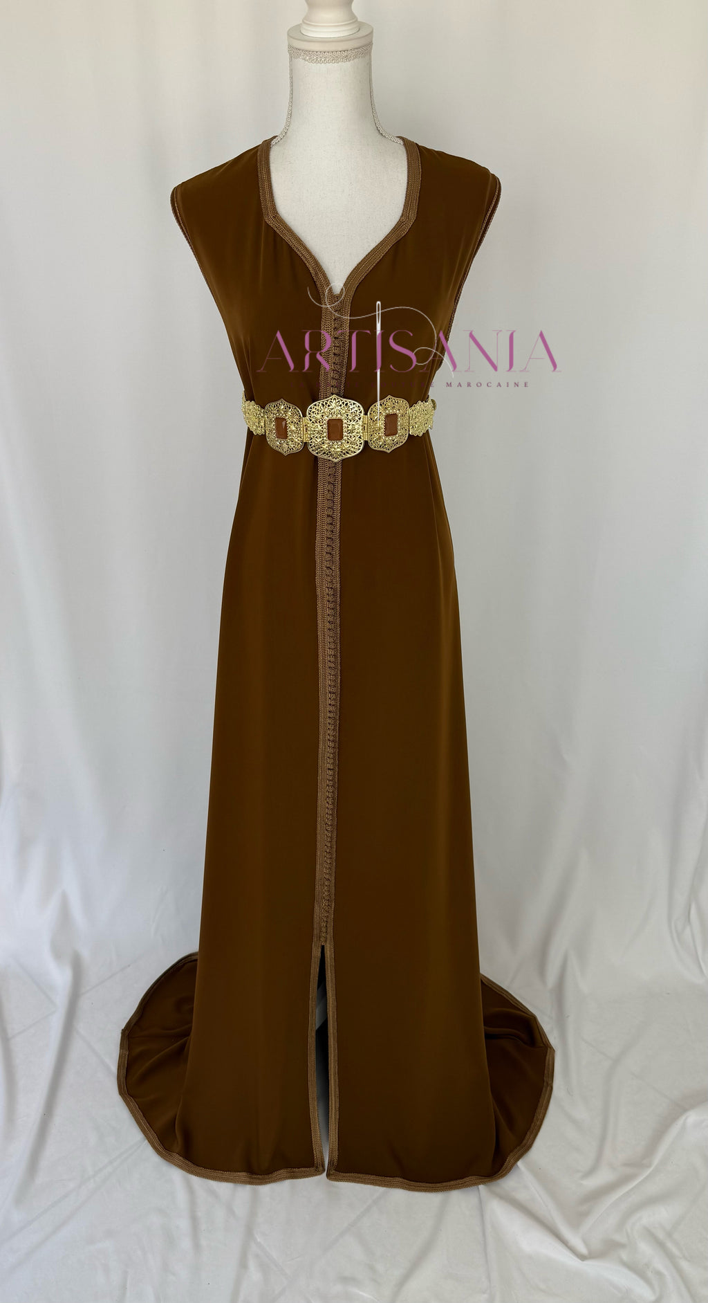 Caftan marocain avec cape modèle Ihsanne – Élégance et légèreté