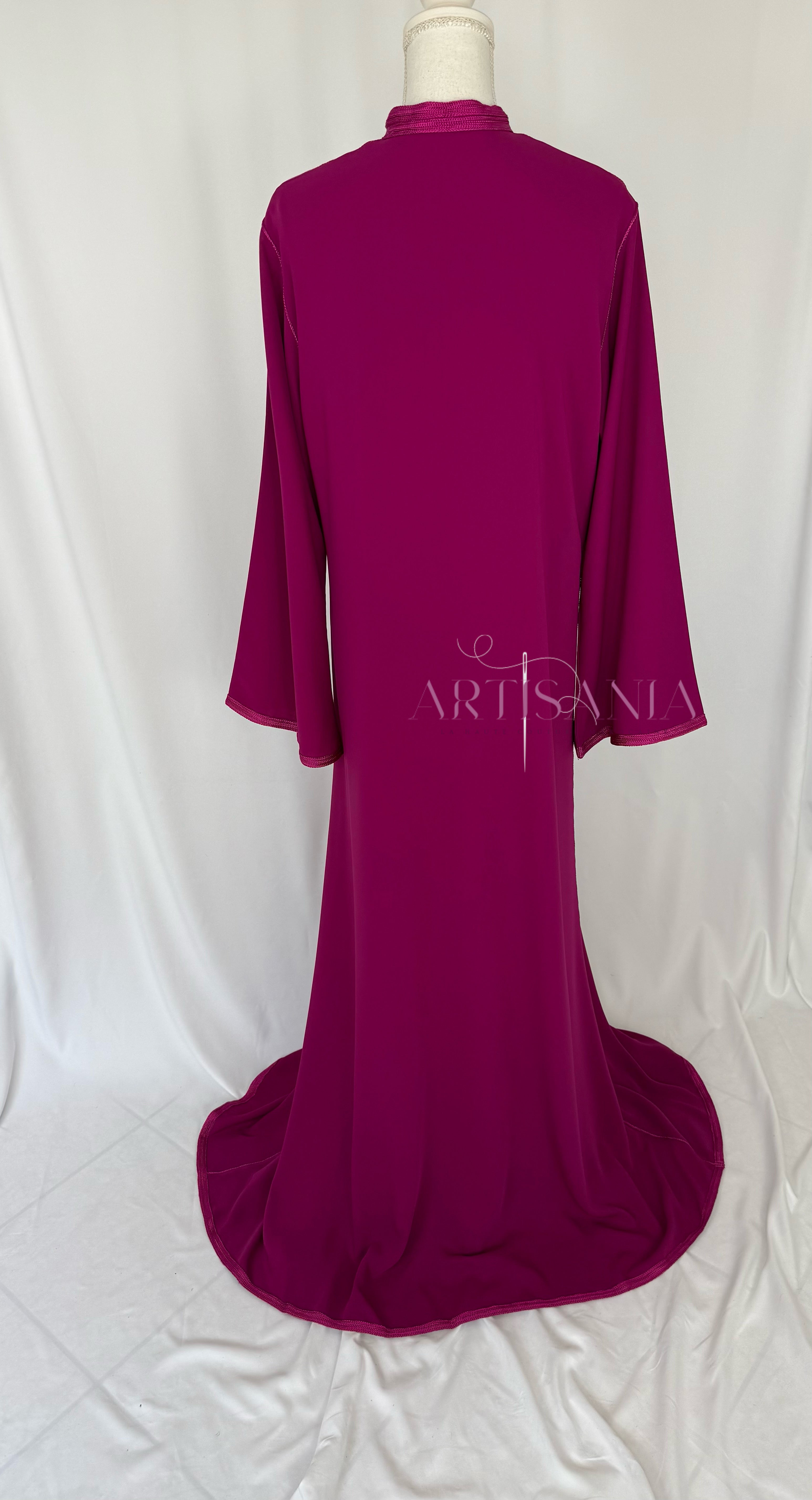 Caftan marocain avec cape modèle Ihsanne – Élégance et légèreté